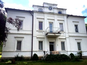 1/2 spoluvlastnického podílu na vile - penzion s pozemky v Poučníku, okres Karlštejn - 1_.jpg