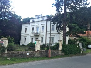 1/2 spoluvlastnického podílu na vile - penzion s pozemky v Poučníku, okres Karlštejn - 2_.jpg