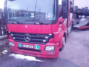 2 nákladní automobily značky Mercedes Benz a 4 nákladní přívěsy - Nexus 048.jpg
