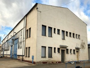 Aukce č. 4_nemovitosti v areálu v Třebíči: Pozemek St. 5987 s Budovou č. 6 (hlavní výrobní hala) - Obr1-2.JPG