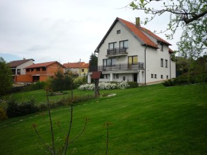 Krásná rodinná vila s velkou udržovanou zahradou (pozemky celkem 2818 m2) v Kostelci nad Černými lesy - P1000502.JPG