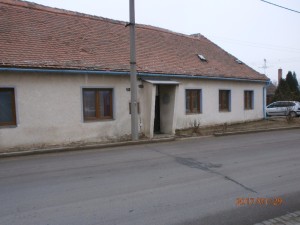 RD se 3 byt. jednotkami (užitná plocha cca 200 m2) a pozemky 996 m2  ve Znojmě - Oblekovicích - P1290145.JPG