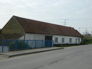 Rodinný dům 4+1 s garáží a zahradou a pozemky celkem 2074 m2 v Rešicích u Moravského Krumlova.  - DSCN3131.JPG