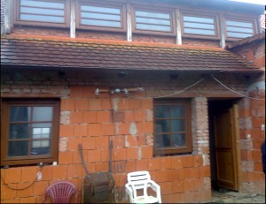Rodinný dům s pozemky u rybníku Rožmberk - Rozestavěná budova pohled ze dvorku.jpg
