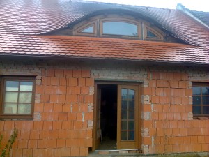 Rodinný dům s pozemky u rybníku Rožmberk - Rozestavěná budova pohled ze zahrádky.jpg