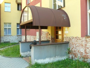 VIP Aukce - Dvě administrativní budovy s pozemky v obci Benešov  - vstup5.jpg