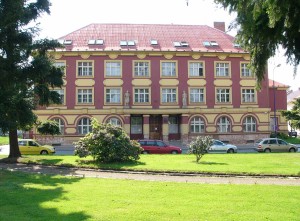 VIP Aukce - Dvě administrativní budovy s pozemky v obci Benešov  - fasáda6.jpg
