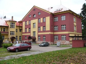VIP Aukce - Dvě administrativní budovy s pozemky v obci Benešov  - fasáda2.jpg
