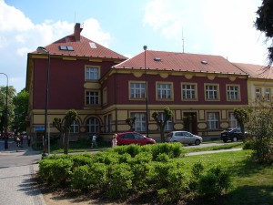 VIP Aukce - Dvě administrativní budovy s pozemky v obci Benešov  - fasáda4.jpg