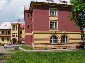 VIP Aukce - Dvě administrativní budovy s pozemky v obci Benešov  - fasáda3.jpg