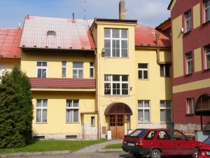 VIP Aukce - Dvě administrativní budovy s pozemky v obci Benešov  - fasáda1.jpg