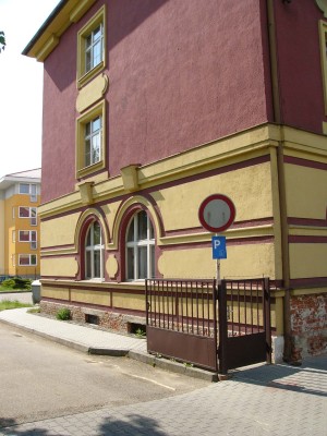 VIP Aukce - Dvě administrativní budovy s pozemky v obci Benešov  - fasáda7.jpg