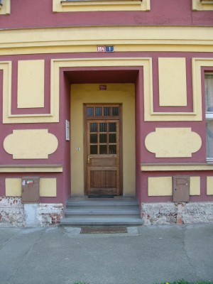 VIP Aukce - Dvě administrativní budovy s pozemky v obci Benešov  - vstup2.jpg